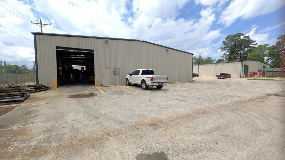More Photos Of 2418 N Frazier St, Conroe Light Manufacturing For Lease
