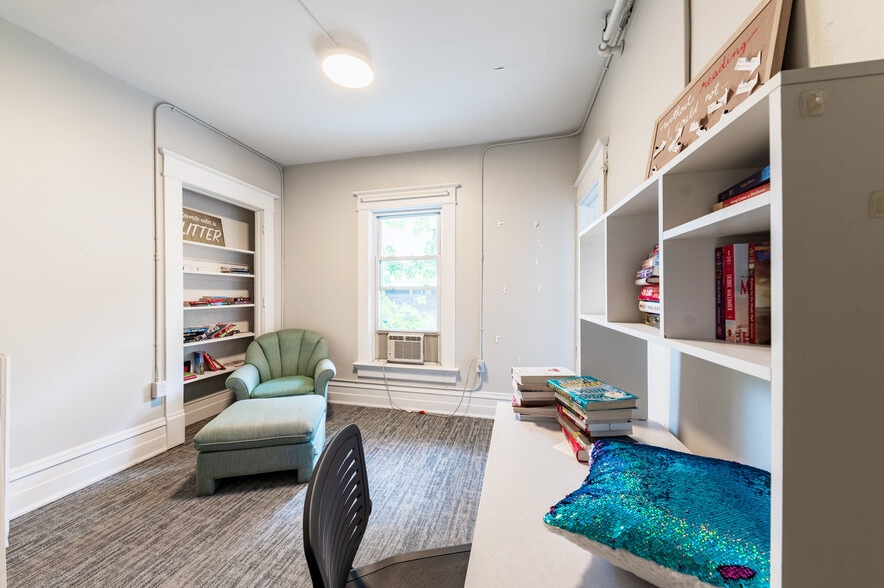 More Photos Of 1493 University Ave, Morgantown Sorority Fraternity House For Lease