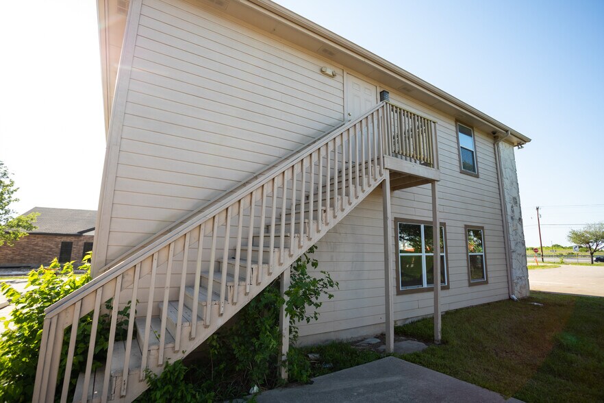 More Photos Of 310 W Murray St, Manor Office Residential For Lease