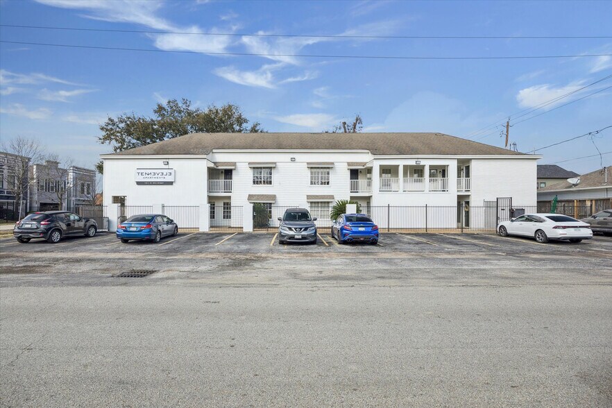 Primary Photo Of 1011 W 10th St, Houston Apartments For Sale