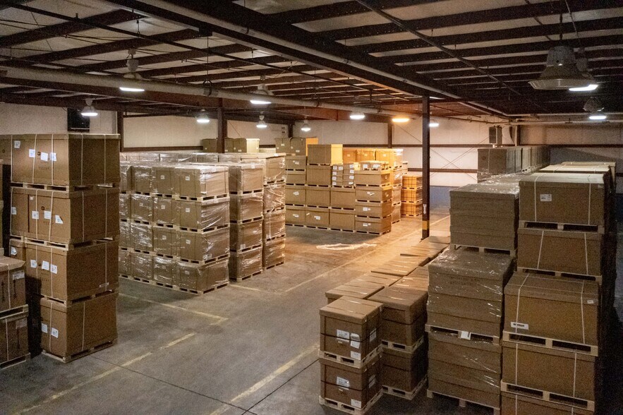 More Photos Of 200 Universal Dr, Centerville Distribution For Lease