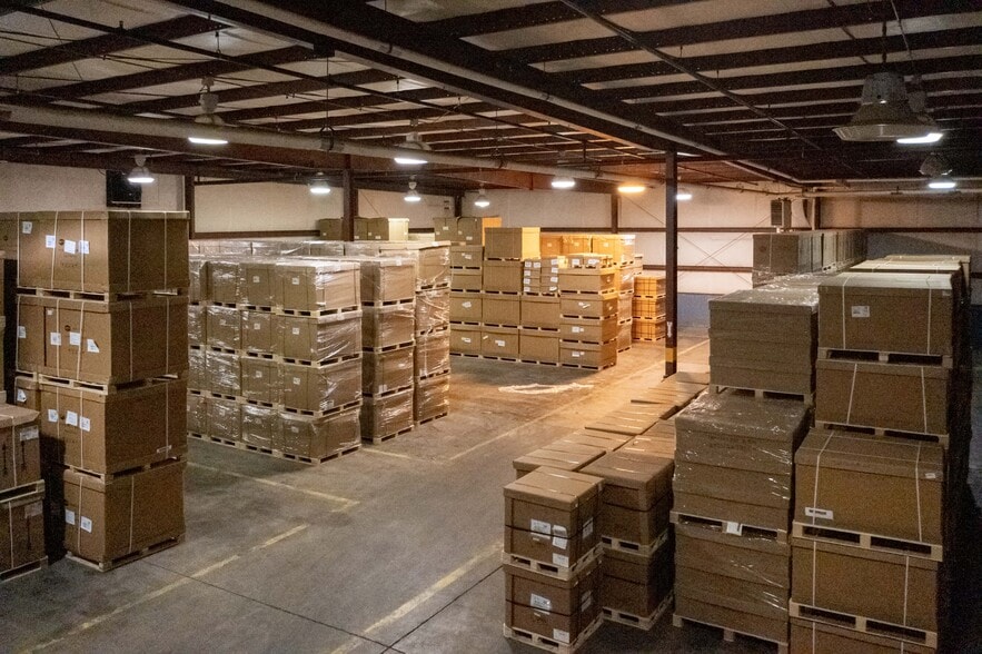 More Photos Of 200 Universal Dr, Centerville Distribution For Lease