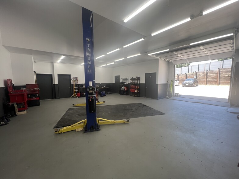 More Photos Of 7112 Blondo St, Omaha Auto Dealership For Sale