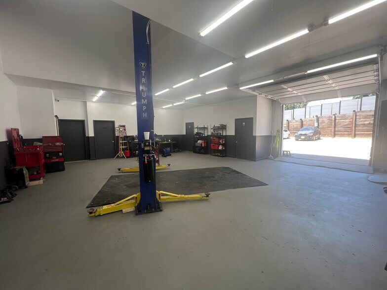 More Photos Of 7112 Blondo St, Omaha Auto Dealership For Sale