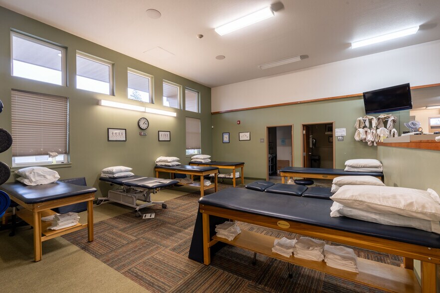 More Photos Of 2645 N 17th St, Coos Bay Medical For Sale