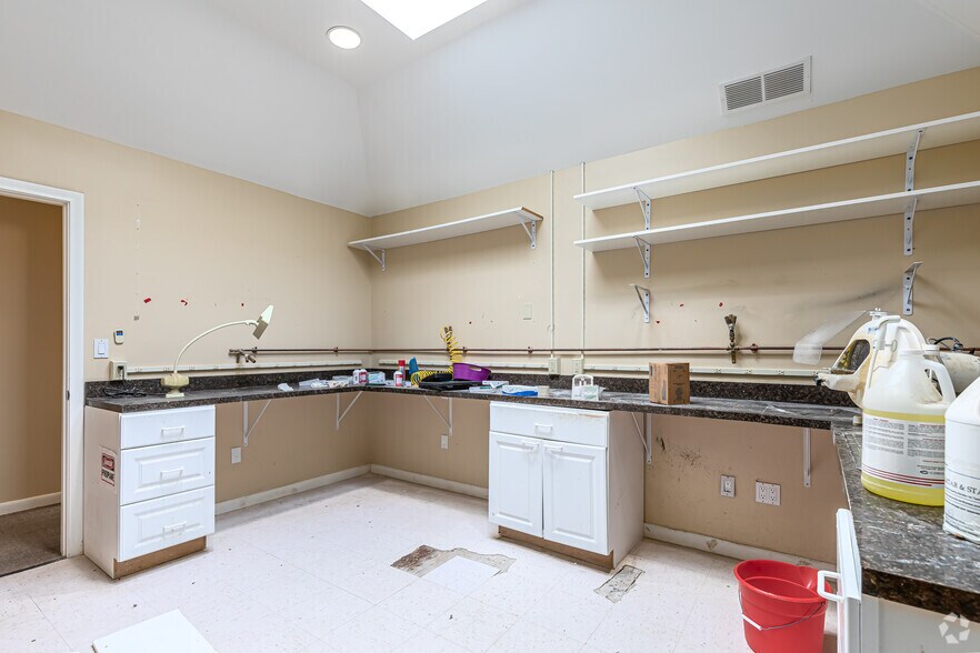 More Photos Of 169 Middle St, Bristol Medical For Sale