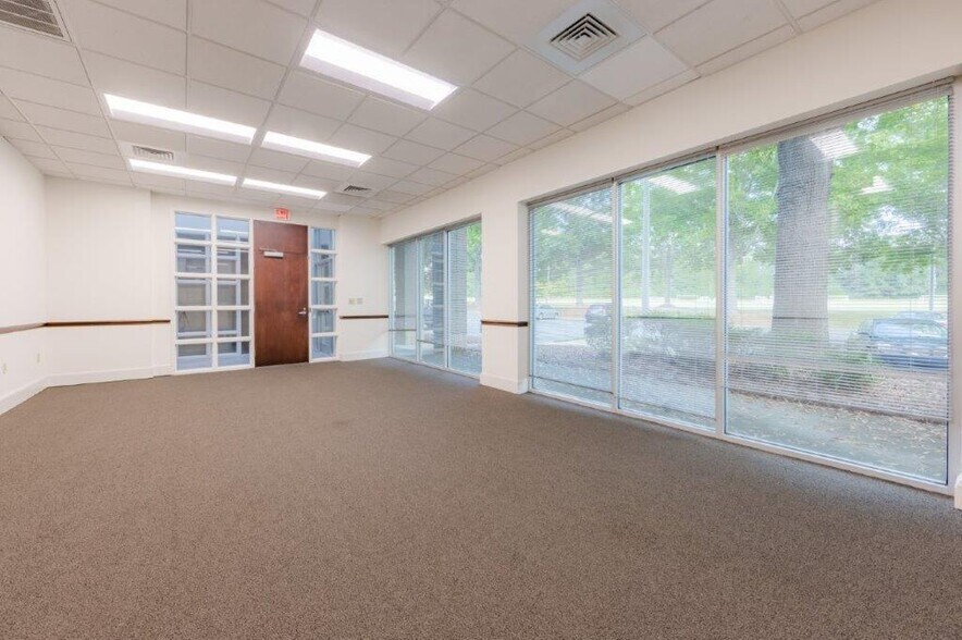 More Photos Of 8510 McAlpine Park Dr, Charlotte Unknown For Lease