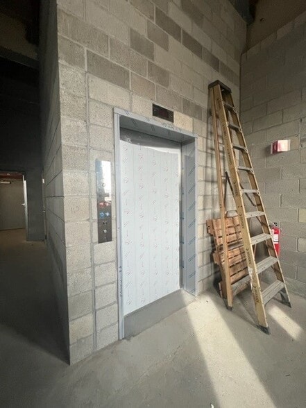 More Photos Of 135 E Howard St, Quincy Warehouse For Lease