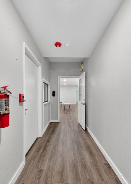 More Photos Of 109 Jasper Dr, Marshall Office For Sale