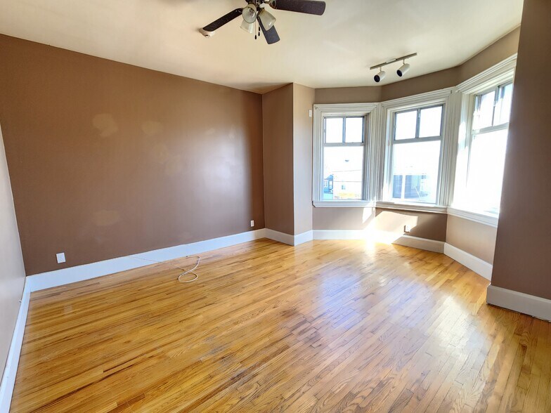 More Photos Of 170 Simcoe St S, Oshawa Apartments For Sale