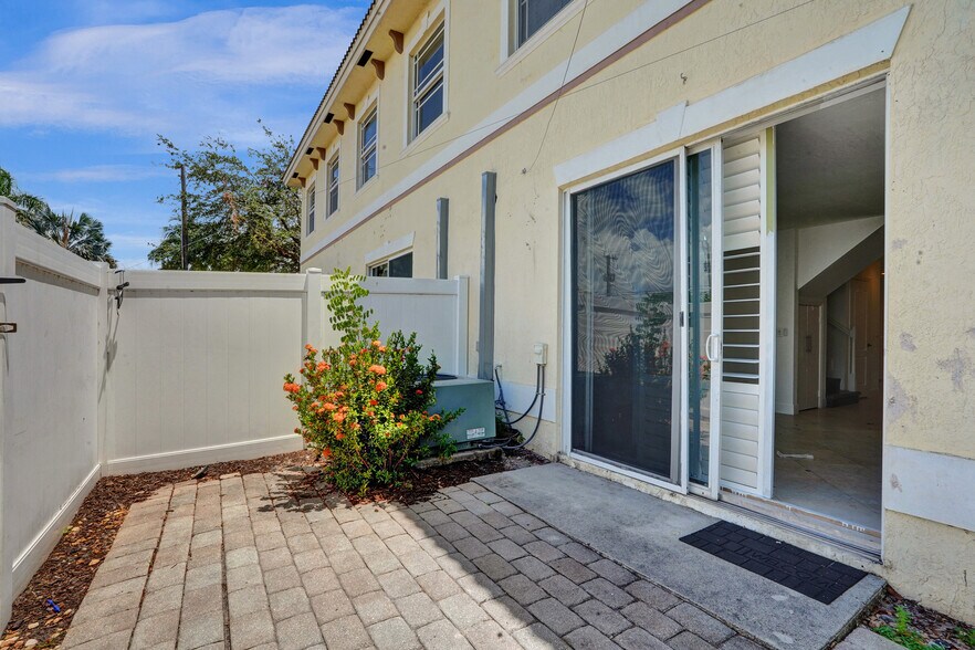 More Photos Of 1241 NE 23rd Ave, Pompano Beach Apartments For Sale
