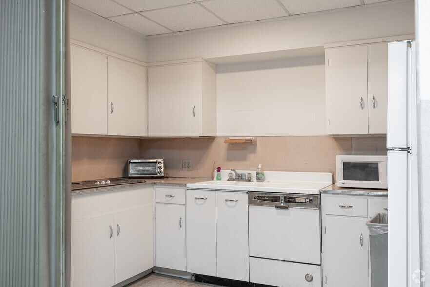 More Photos Of 800 Broadway St, San Antonio Office For Sale