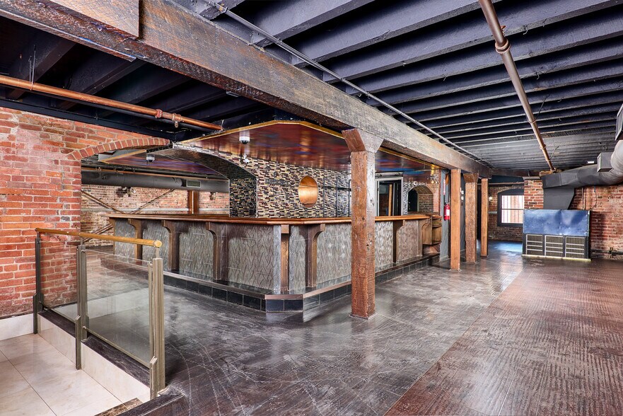 More Photos Of 910 2nd St, Sacramento Bar For Sale