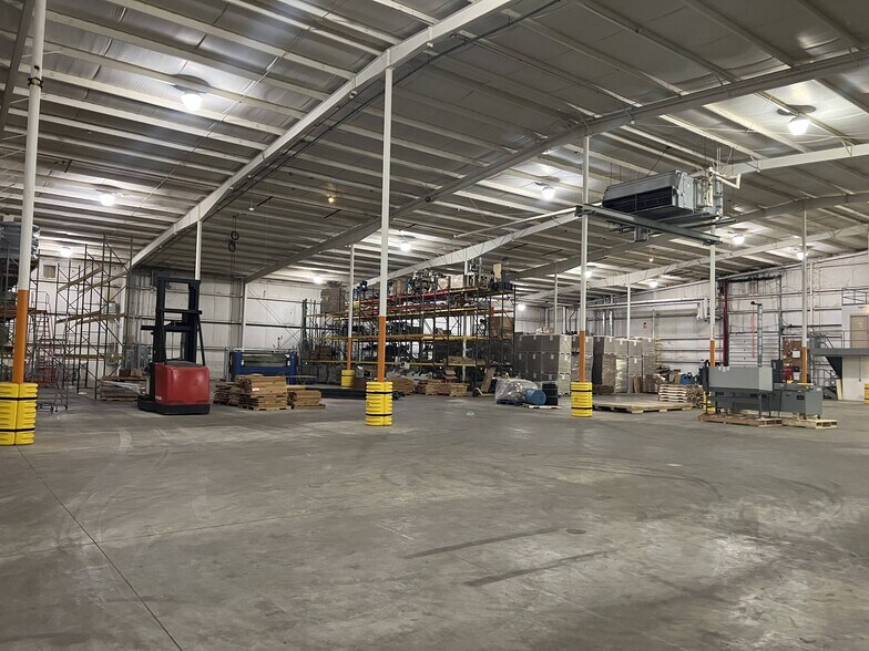 More Photos Of 102 N Sundale Rd, Norwich Warehouse For Lease