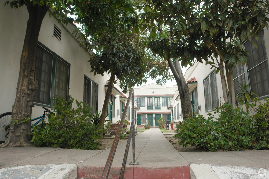 More Photos Of 4515 Willowbrook Ave, Los Angeles Apartments For Sale
