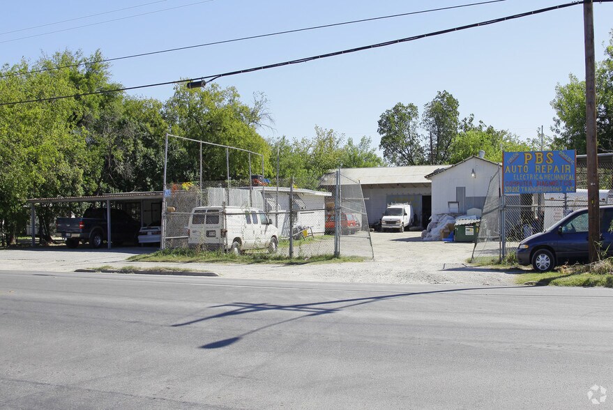 More Photos Of 2418 Basse Rd, San Antonio Flex For Lease