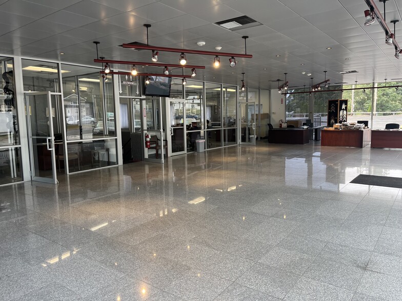 More Photos Of 155 New Haven Ave, Derby Showroom For Lease