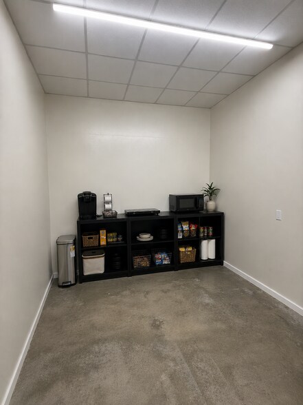 More Photos Of 75 Industrial Blvd, Eastman Showroom For Sale
