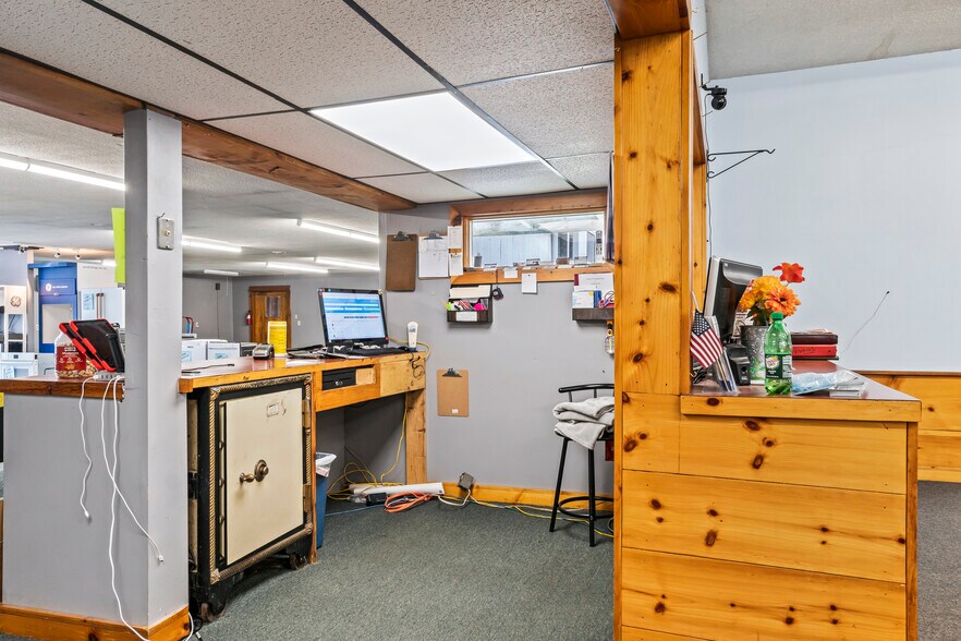 More Photos Of 680 Maine Ave, Farmingdale Storefront Retail Office For Lease