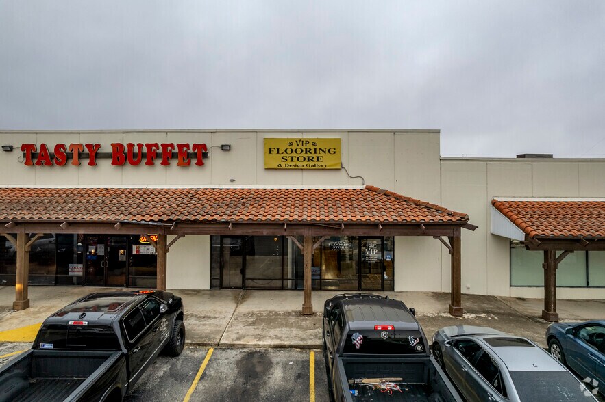 More Photos Of 540 10th St, Floresville Storefront For Lease