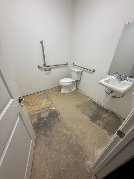 More Photos Of 602 W Bankhead St, New Albany General Retail For Lease