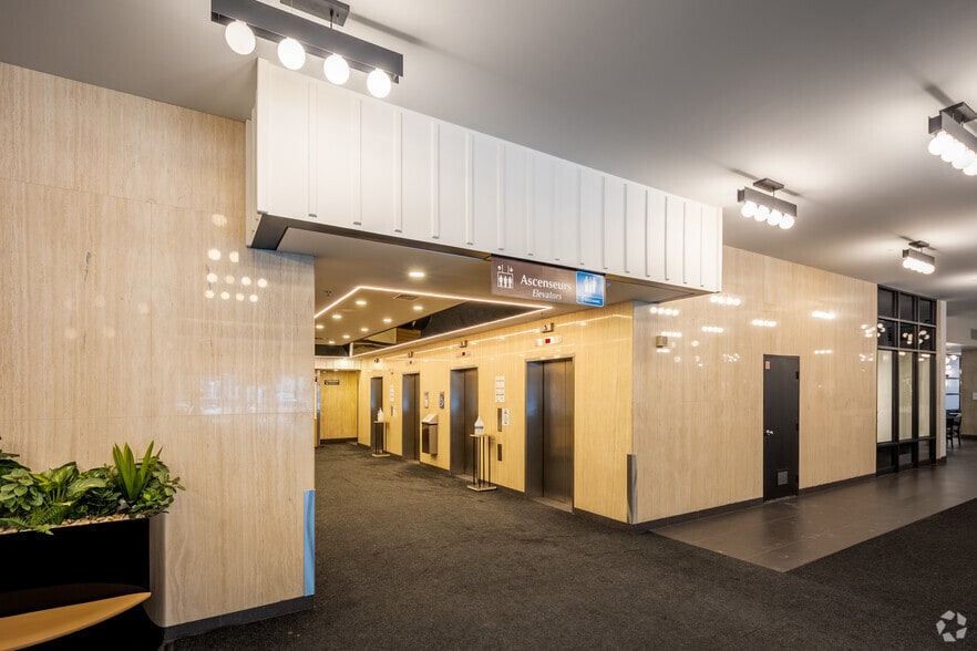 More Photos Of 555 Rue Chabanel O, Montréal Office For Lease