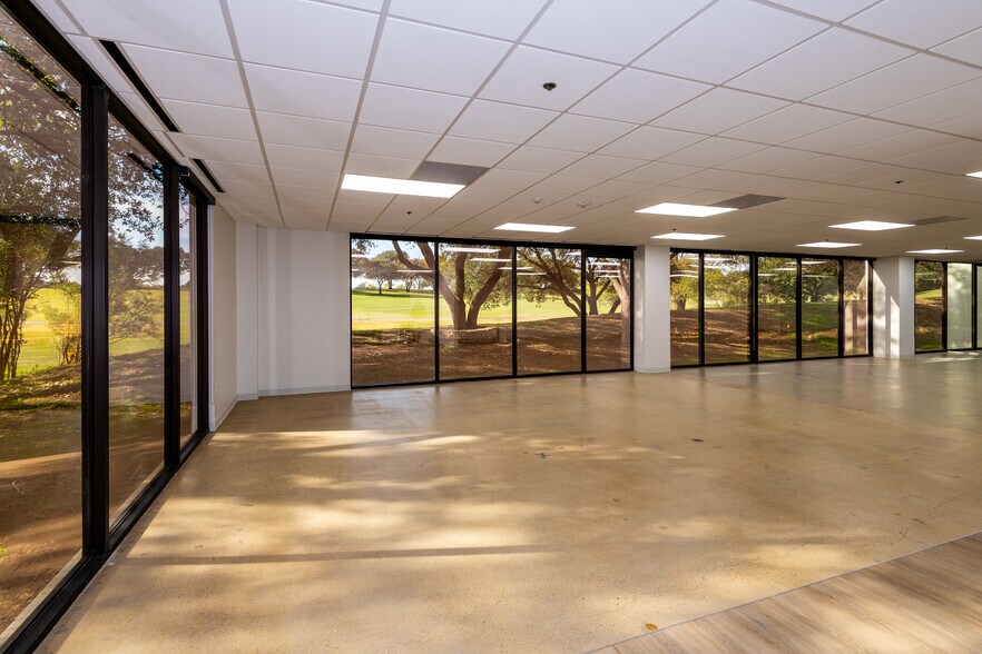 More Photos Of 104 Decker Ct, Irving Unknown For Lease