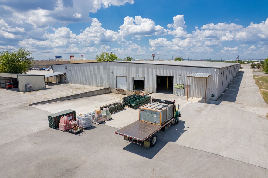 More Photos Of 3194 N Interstate 35, New Braunfels Warehouse For Lease