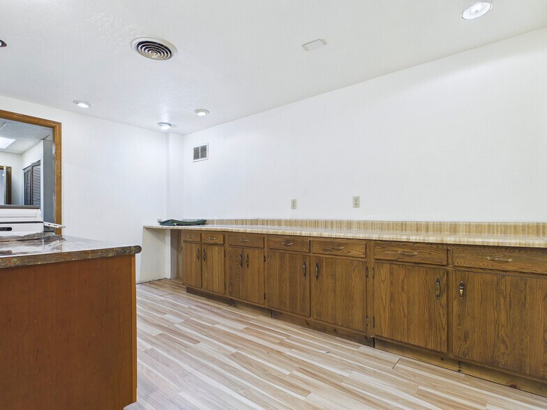 More Photos Of 201 W High St, Edwardsville Showroom For Sale