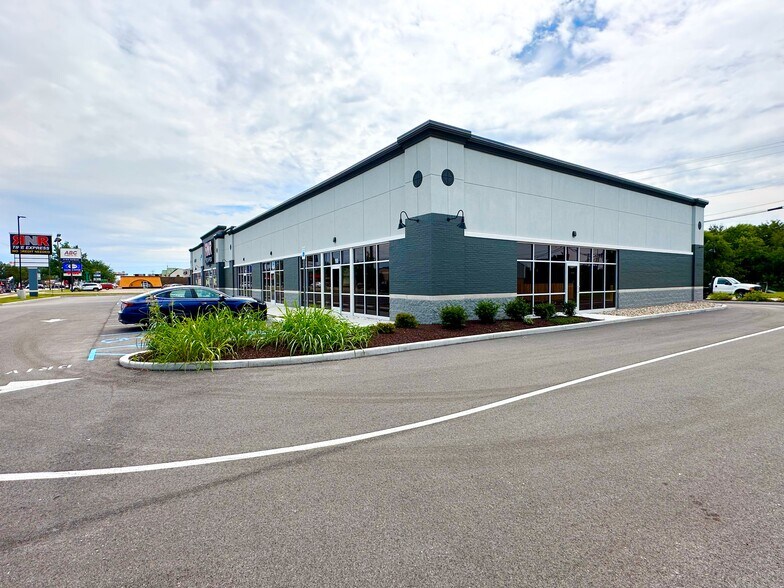 More Photos Of 2101 S 3rd St, Terre Haute Storefront For Lease