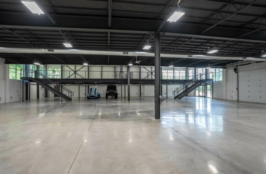 More Photos Of 16350 Northville Rd, Plymouth Showroom For Sale