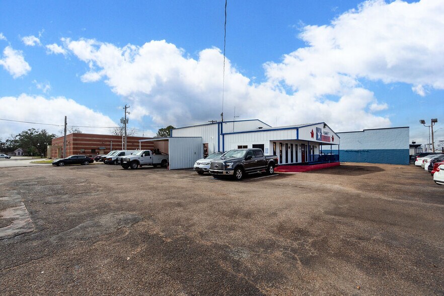 More Photos Of 120 E Mulberry St, Angleton Auto Dealership For Lease