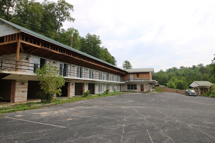 More Photos Of 11251 Highway 90, Parkers Lake Hotel For Sale