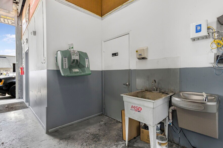 More Photos Of 12468-12470 SW 128th St, Miami Service For Sale