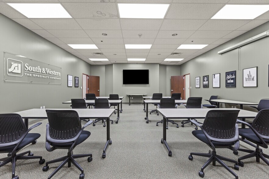 More Photos Of 15835 Quorum Dr, Addison Loft Creative Space For Lease