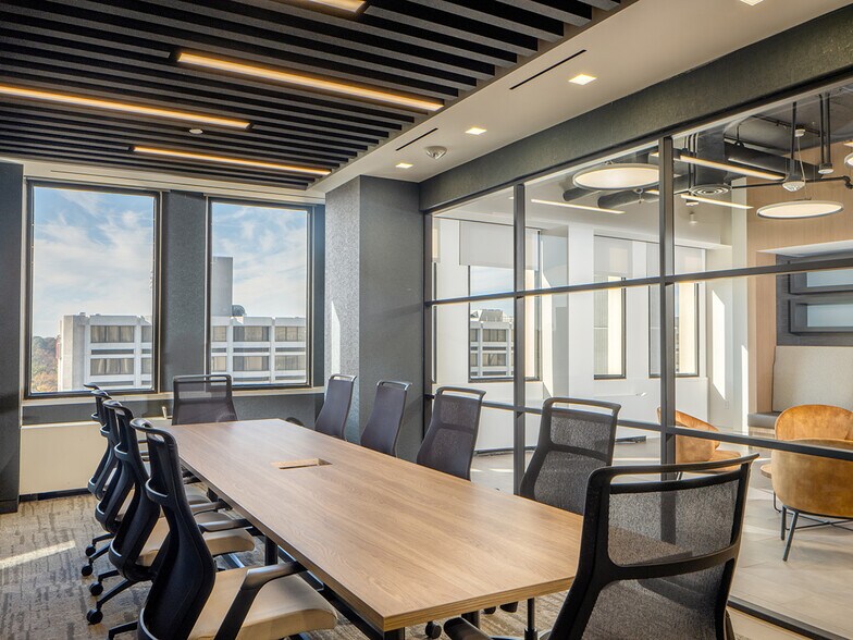 More Photos Of 2461 S Clark St, Arlington Office For Lease