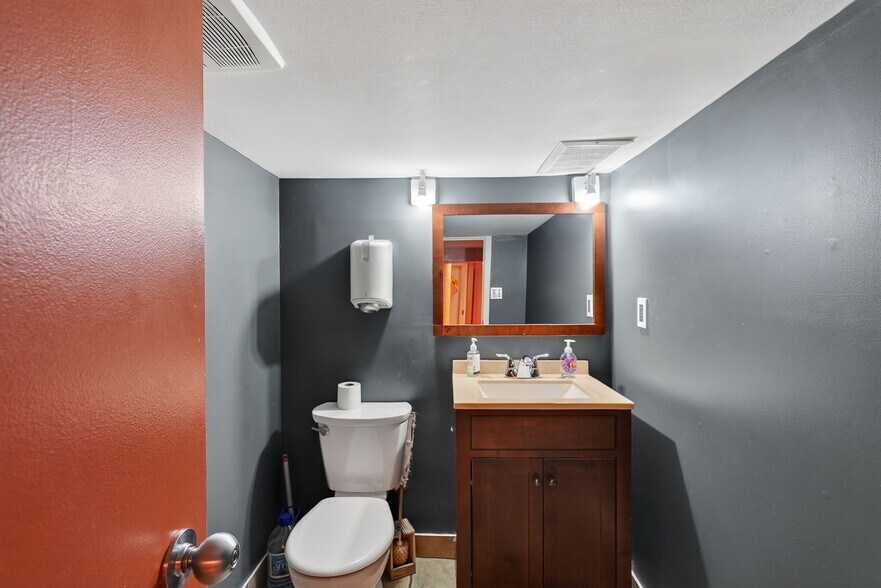 More Photos Of 464 Somerset St W, Ottawa Office For Sale
