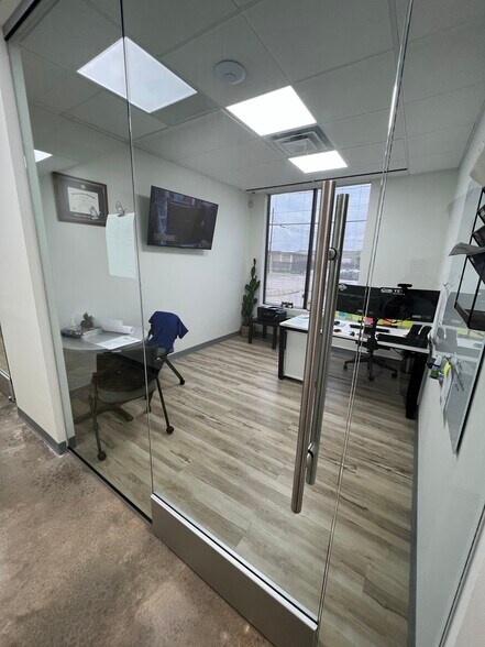 More Photos Of 11150 Morrison, Dallas Showroom For Sale