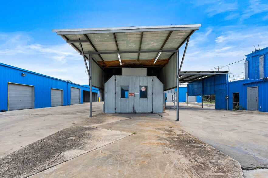 More Photos Of 103 Blanco Rd, San Antonio Auto Repair For Lease
