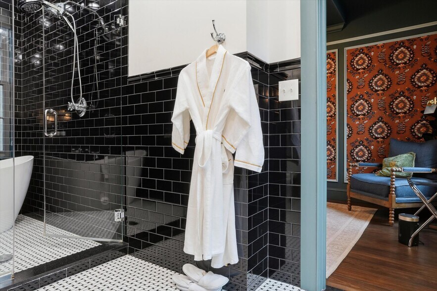 More Photos Of 140 N 2nd St, Philadelphia Hotel For Sale