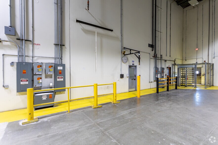 More Photos Of 4800 Corporation Dr, Fayetteville Distribution For Lease