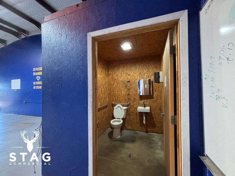 More Photos Of 3916 E McKinney St, Denton Warehouse For Lease