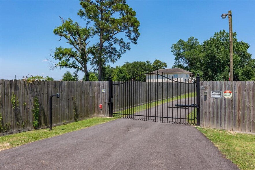 More Photos Of 30729 Mcguinness Dr, Spring Office For Sale