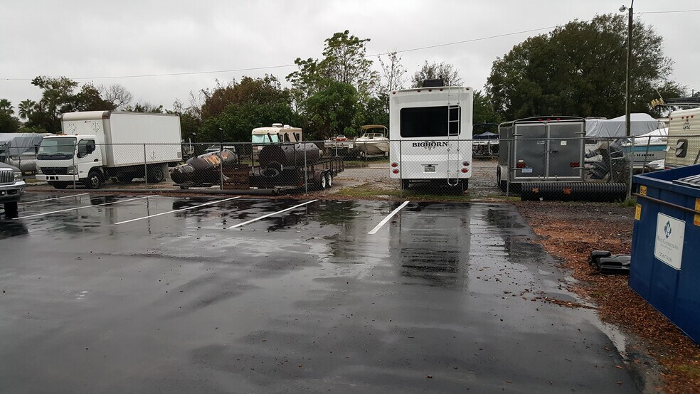 More Photos Of 2300 Grand Blvd, Holiday Light Distribution For Lease