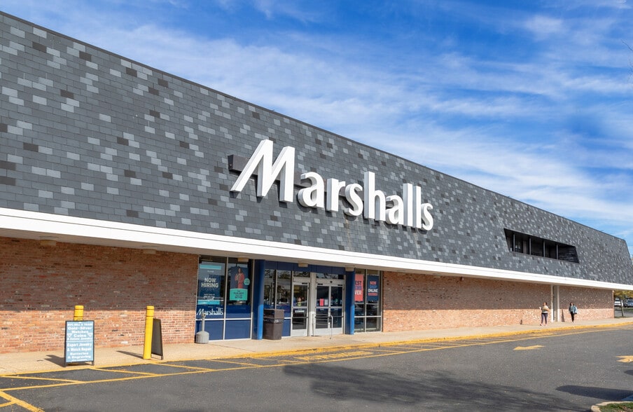 More Photos Of 1304-1354 Hicksville Rd, Massapequa Unknown For Lease