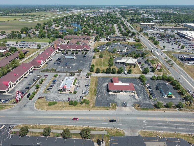 More Photos Of 210 S Emerson Ave, Greenwood Storefront Retail Office For Lease