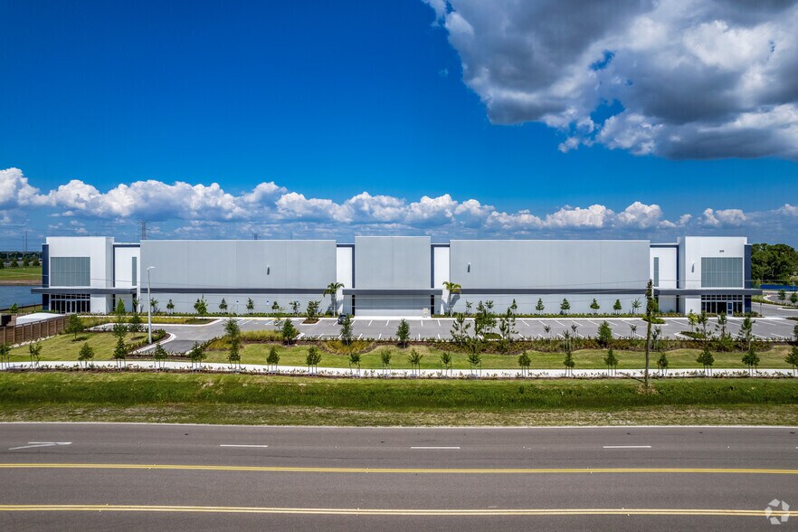 More Photos Of 2799 Gateway Centre Pky, Saint Petersburg Distribution For Lease