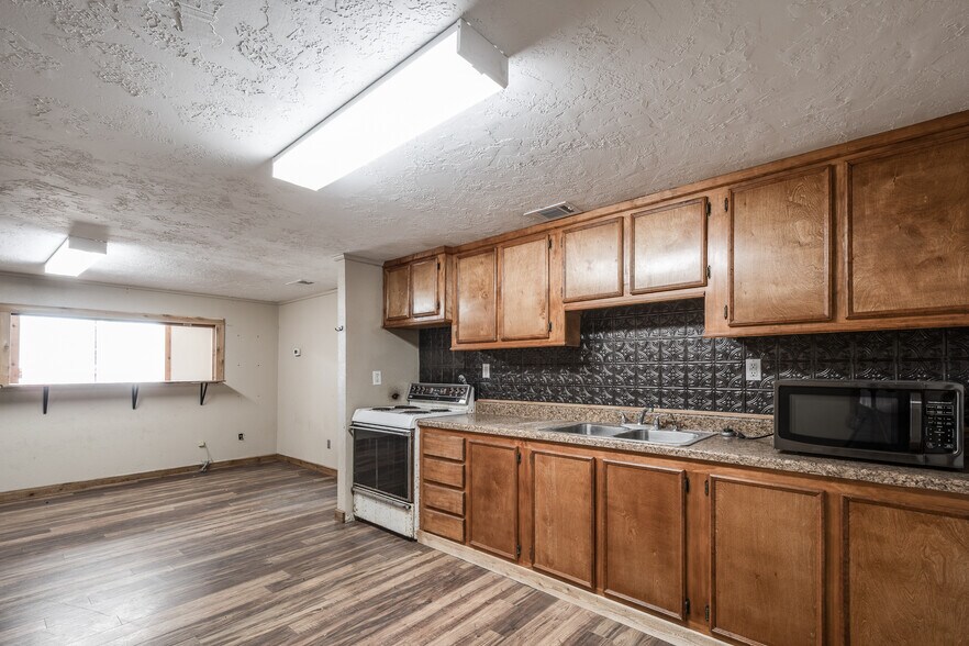 More Photos Of 910 E Church St, Livingston Service For Sale