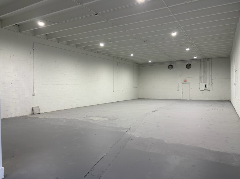 More Photos Of 7004-7018 SW 4th St, Miami Warehouse For Lease