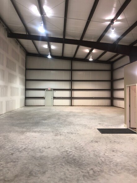 More Photos Of 2837 Tifton St, Kenner Light Distribution For Lease